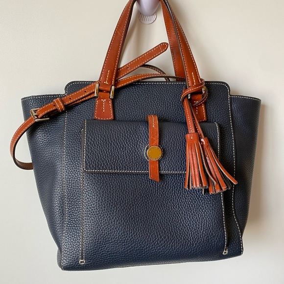 🔥 Dooney and Bourke Tote Bag with Strap🔥 - Picture 2 of 15